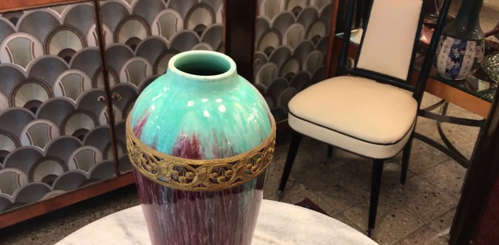 古代のターコイズ色陶器の花瓶には金色の装飾