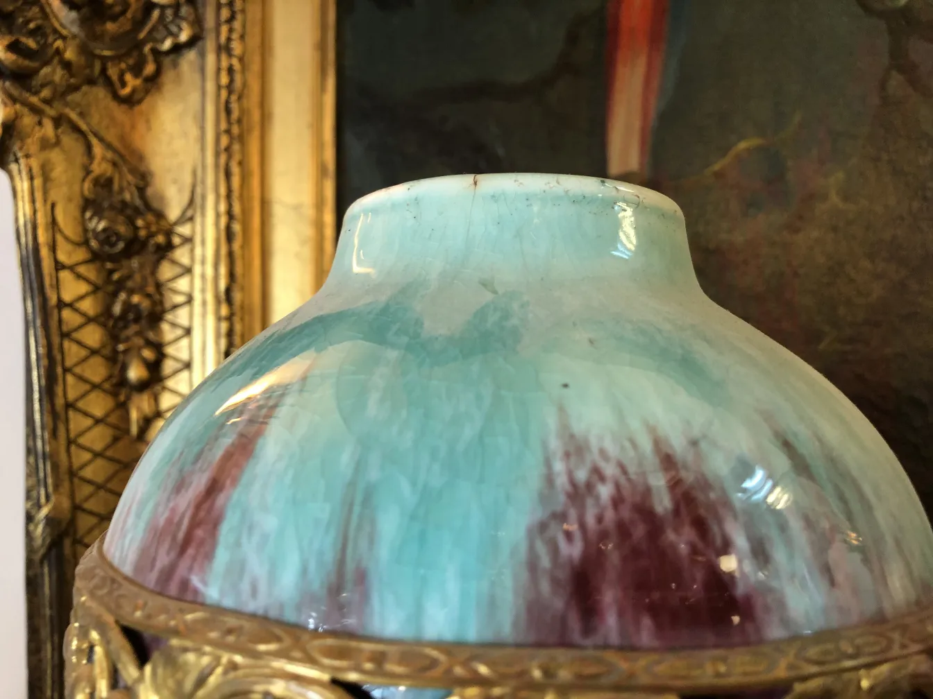 Vaso de cerâmica antiga com tons de azul e vermelho