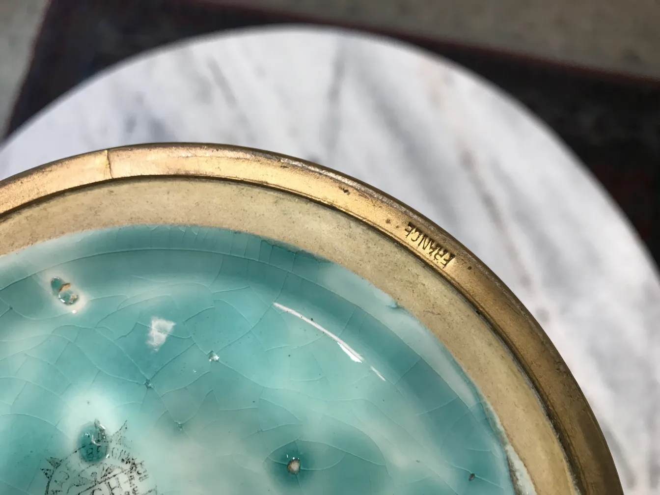 Céramique ancienne avec glaçure bleue et détails dorés