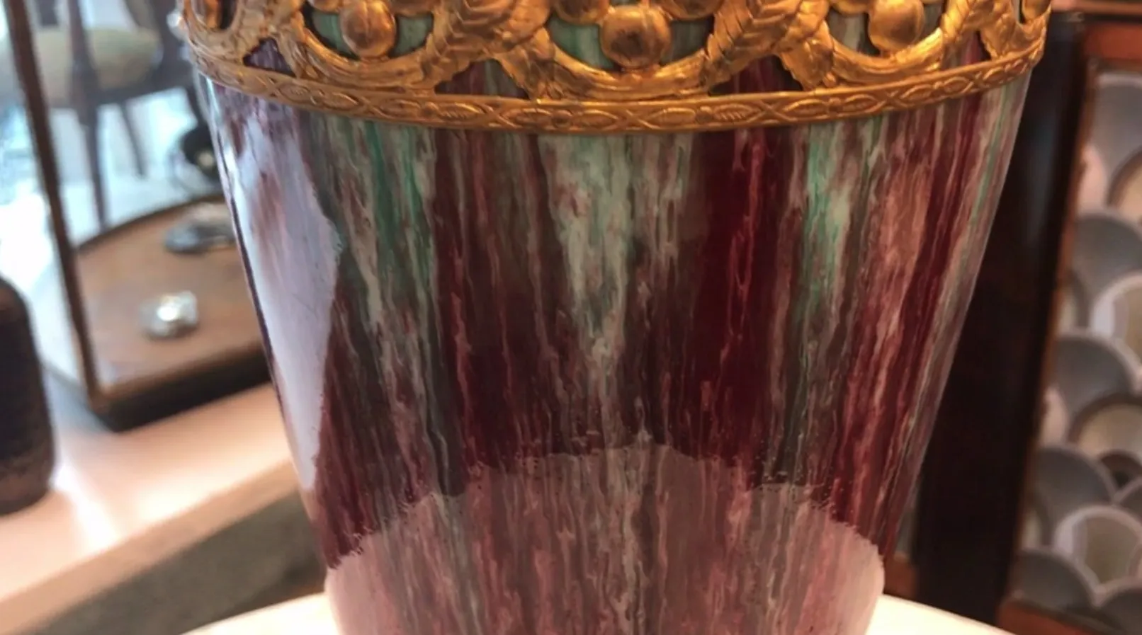 Antike Keramik mit goldenen Details und lebendigen Farben