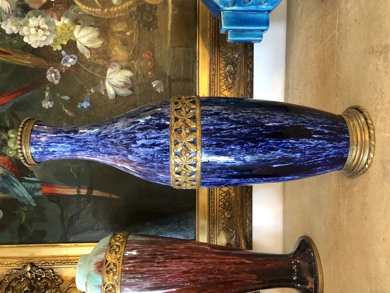 Vaso di ceramica antica decorato in blu e oro