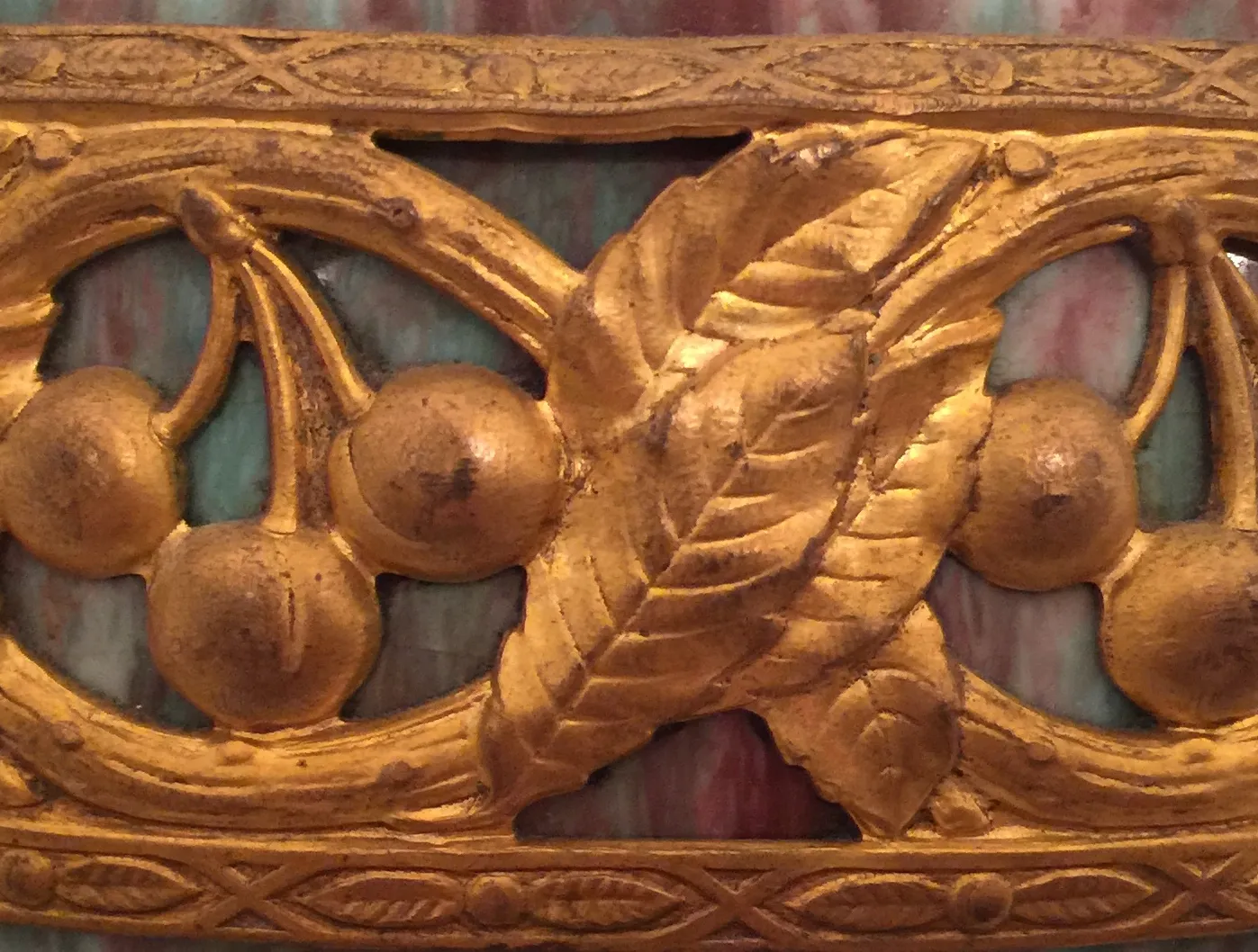 Cerâmica antiga decorativa com design de frutas e folhas