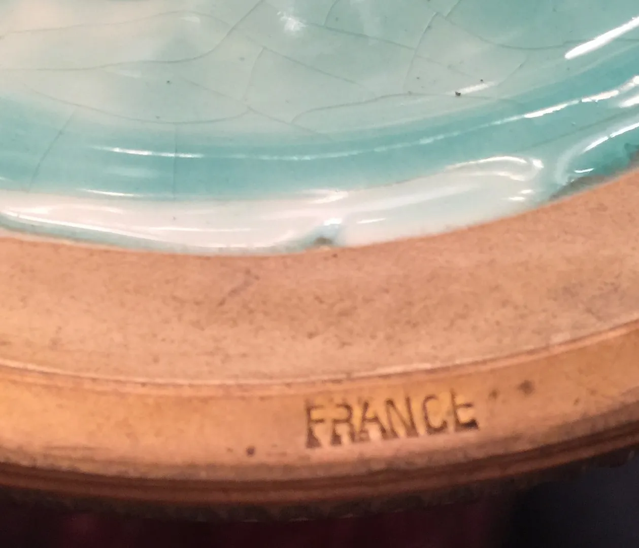 Caneca de cerâmica antiga francesa com um acabamento azul claro e detalhes craquelados