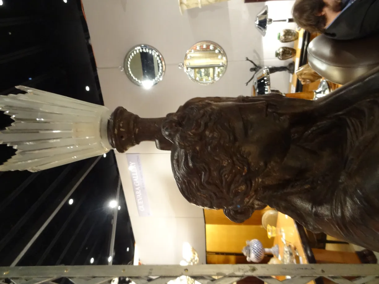 escultura antiga val d´osne apresentando efeito de luz suave