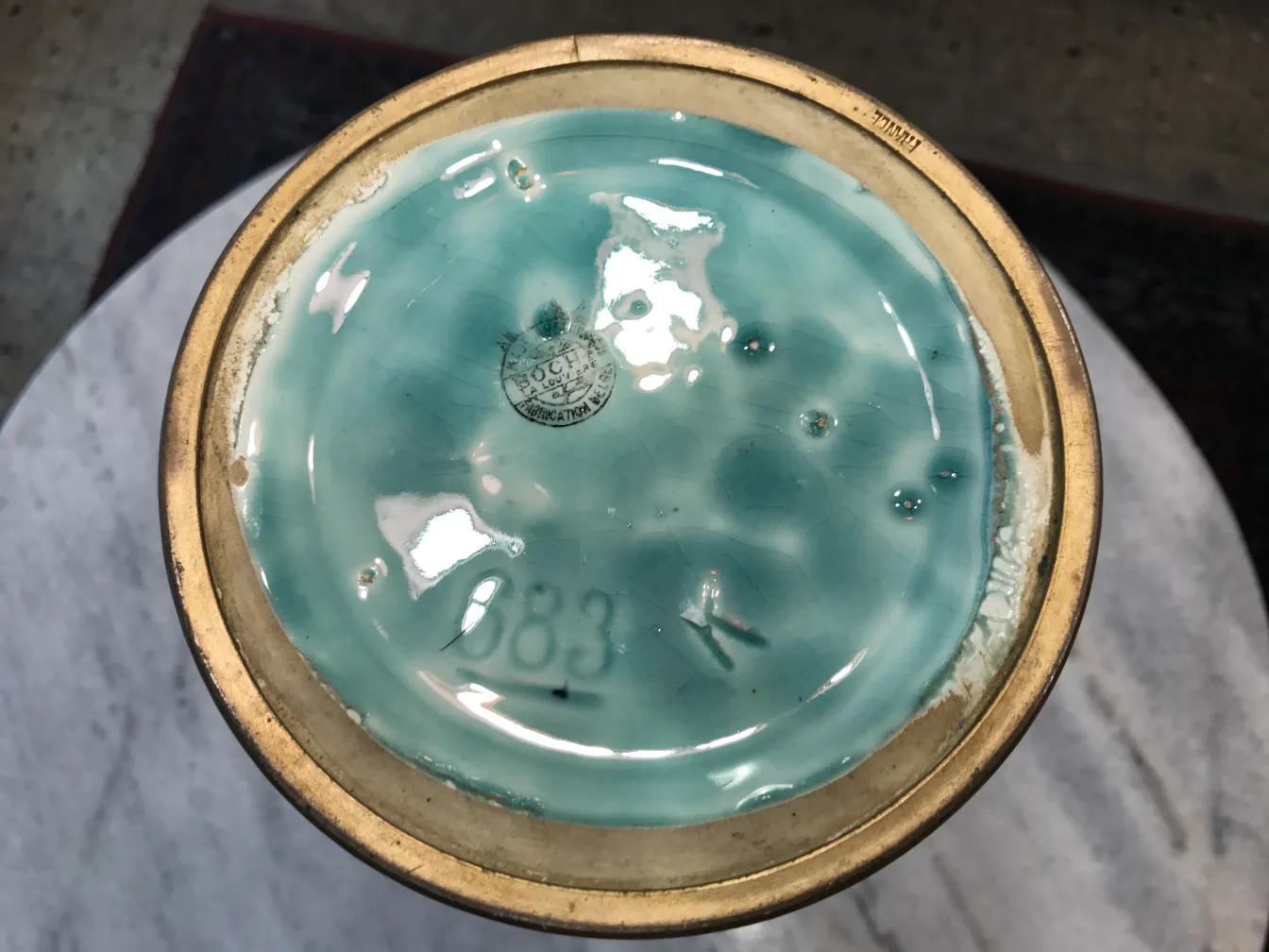 青い釉薬の施された古い陶器の底の詳細。