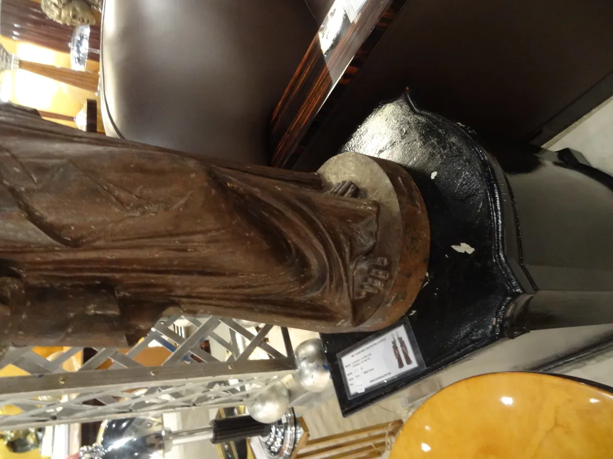 scultura antica val d´osne con dettagli intricati