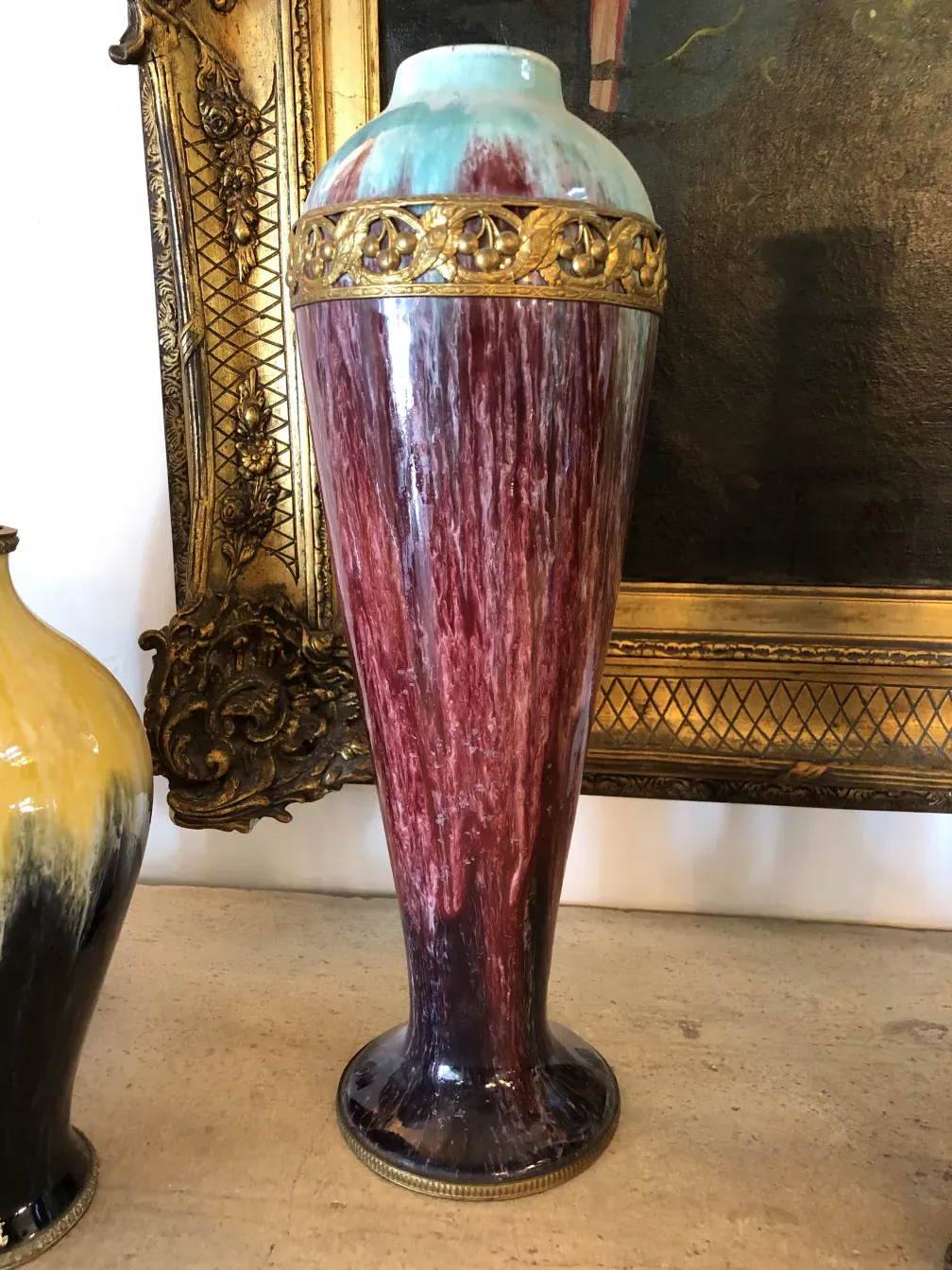 Antica ceramica Boch frères con colori vivaci in un ambiente classico.