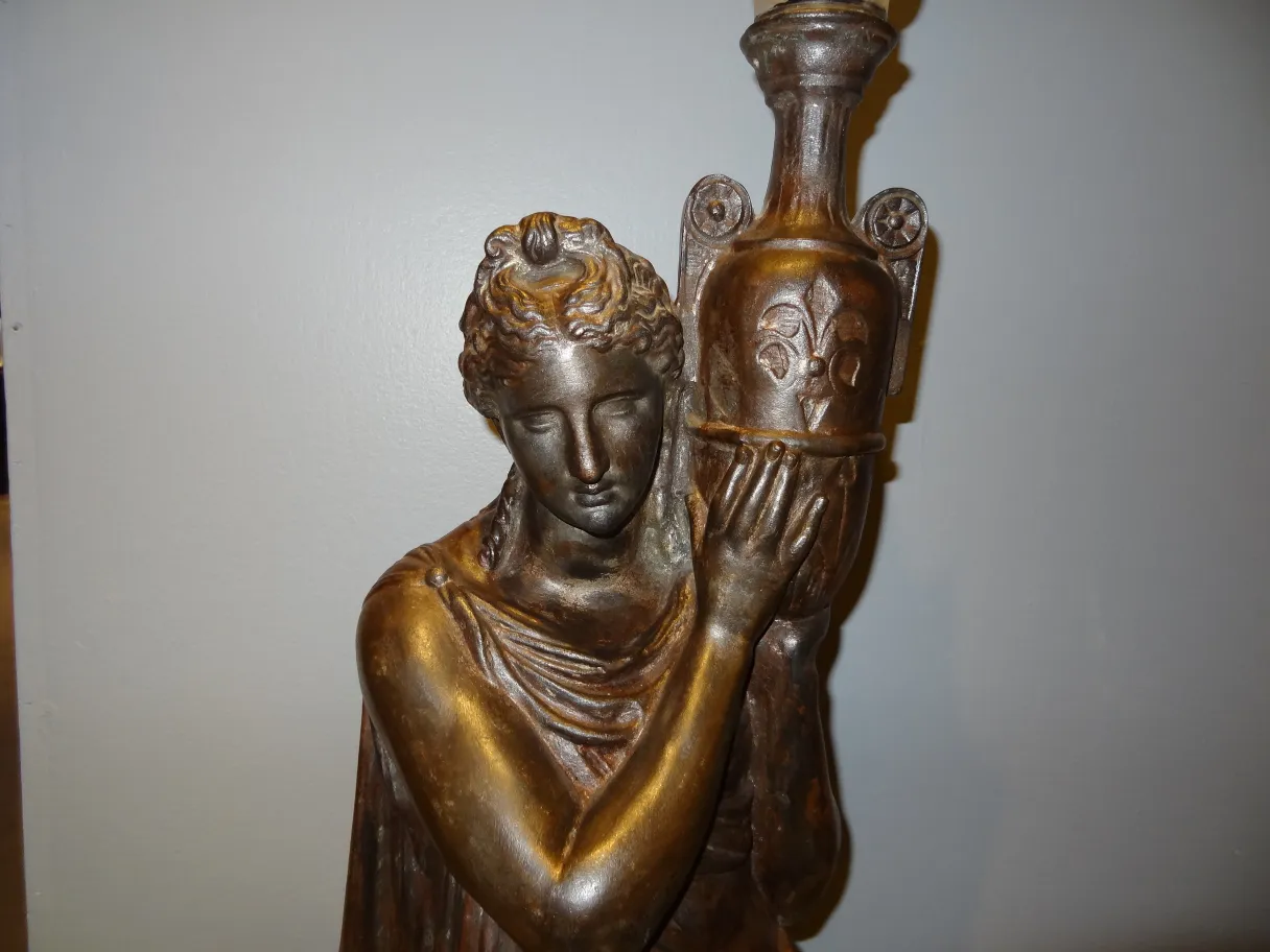 sculpture ancienne val d´osne de femme tenant un vase