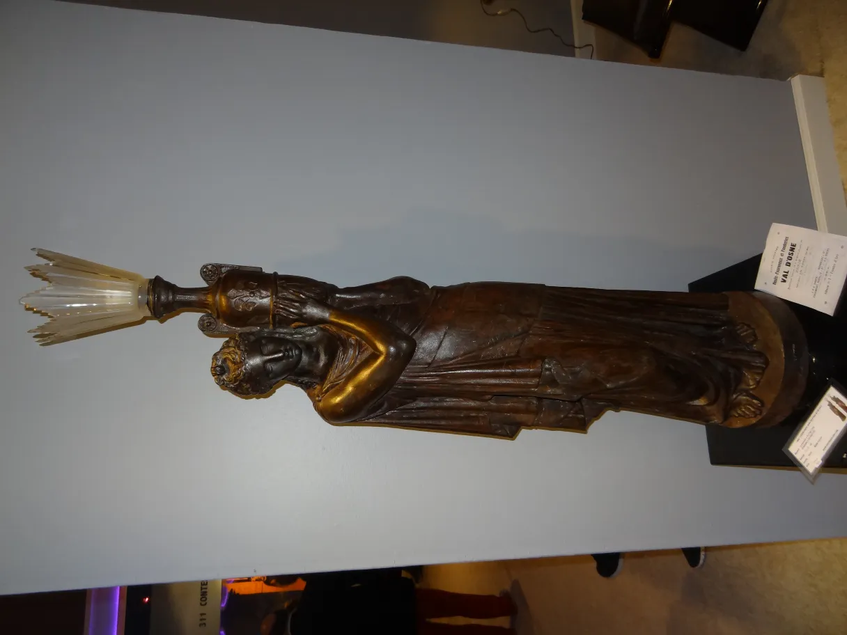 scultura antica val d´osne con dettagli ornamentali