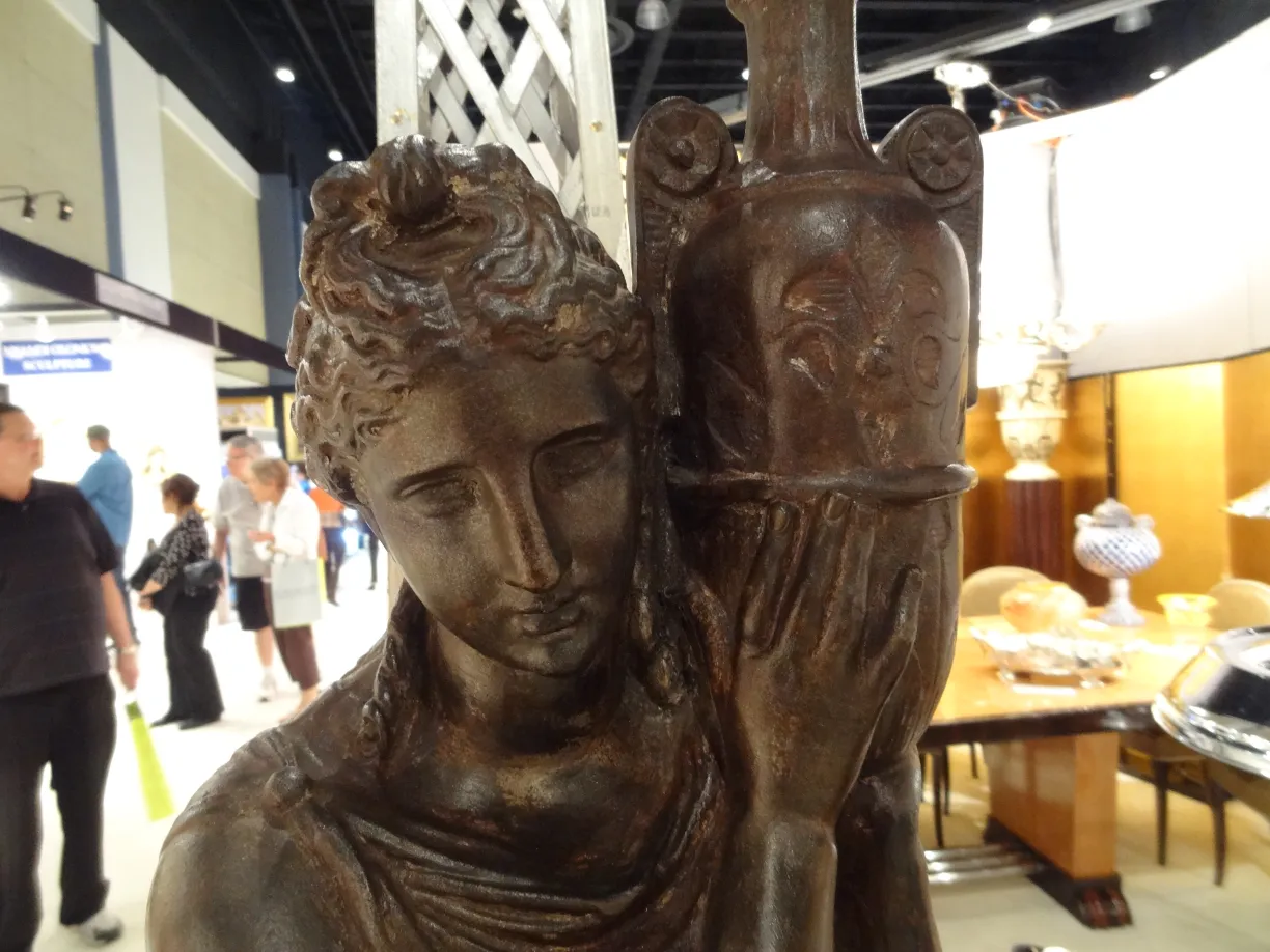 Antike Val D´Osne Skulptur, Detail einer weiblichen Figur, die einen dekorativen Gegenstand hält.