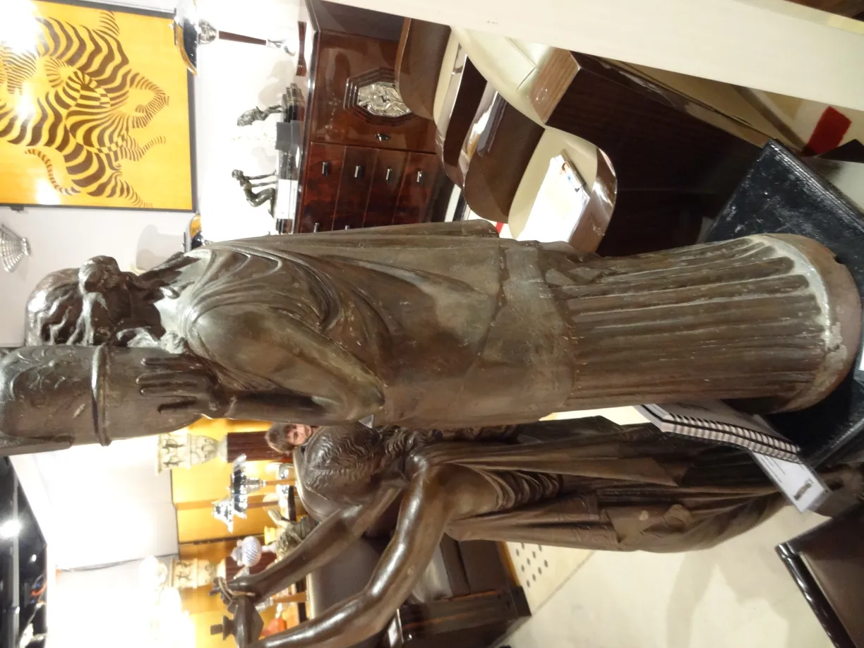 alte skulptur val d'osne mit detaillierter menschlicher figur in einem eleganten umfeld