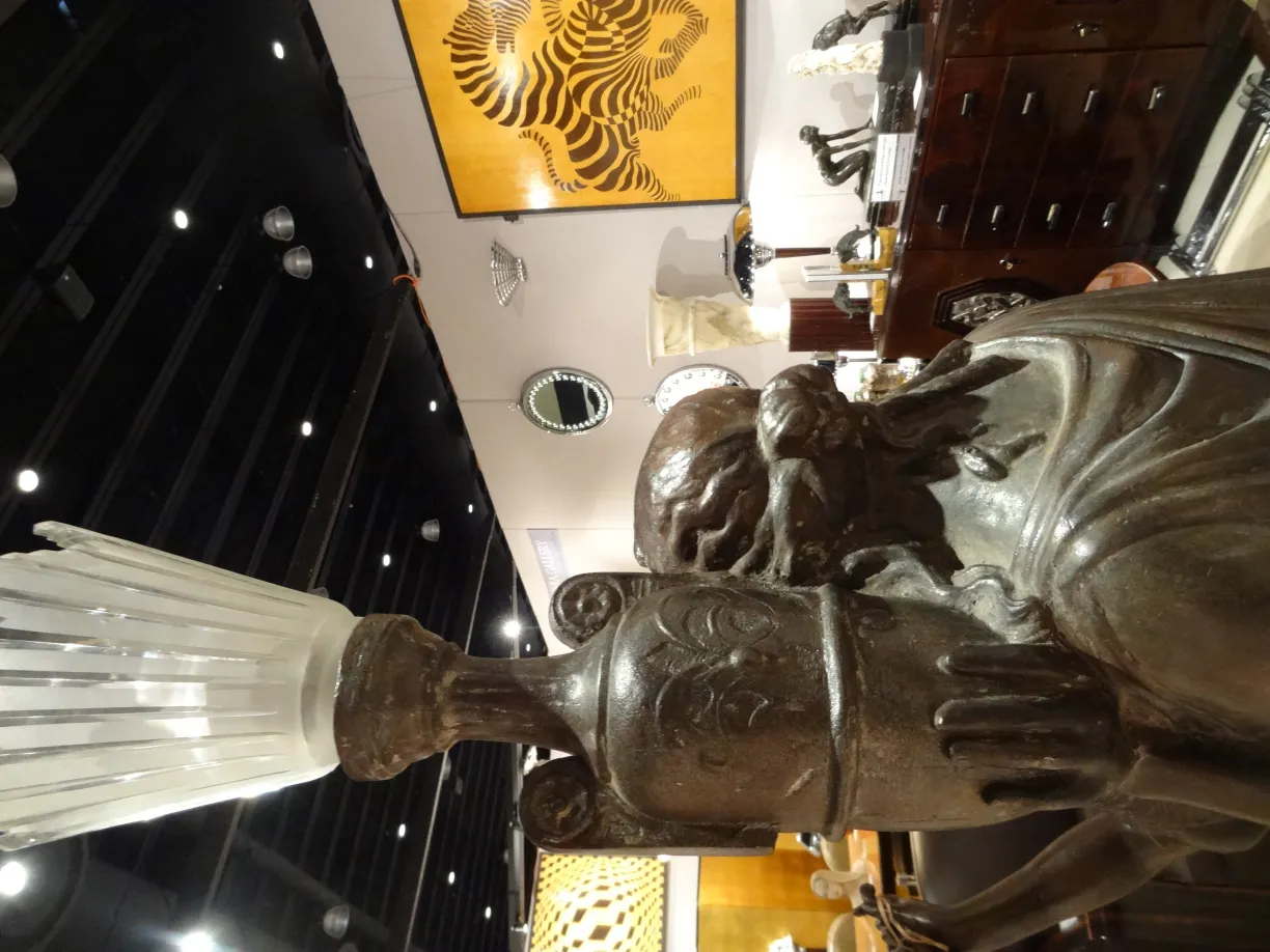 scultura antica con forma decorativa val d´osne in un ambiente elegante