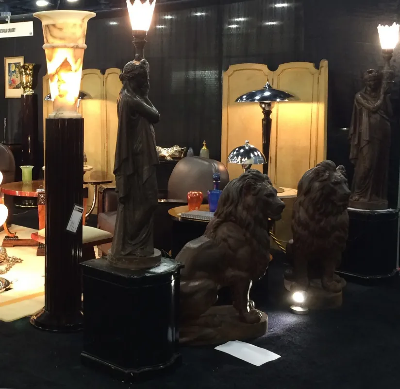 scultura antica di leone con altre antichità