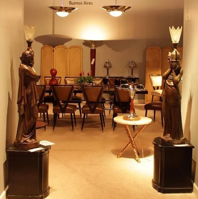 sculpture antique val d'osne, figures élégantes en arrière-plan