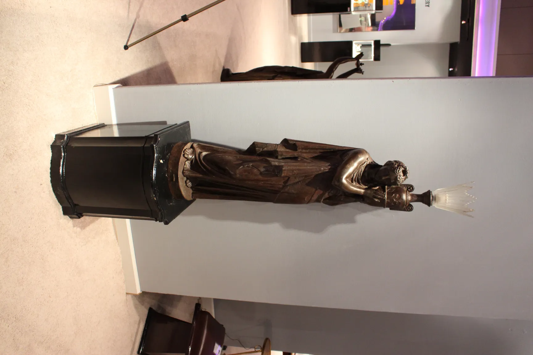 scultura antica val d´osne, figura decorativa in ambiente espositivo