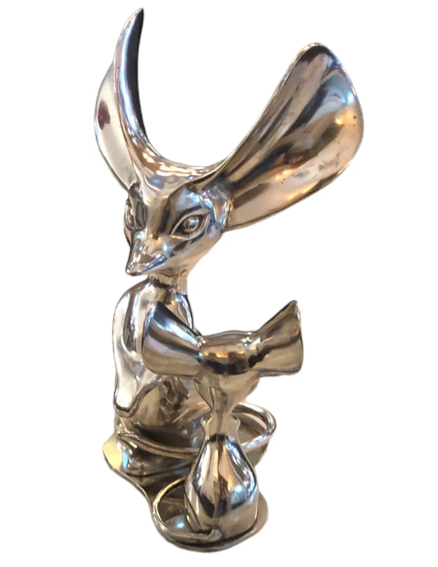 scultura antica di un animale con grandi orecchie lucenti