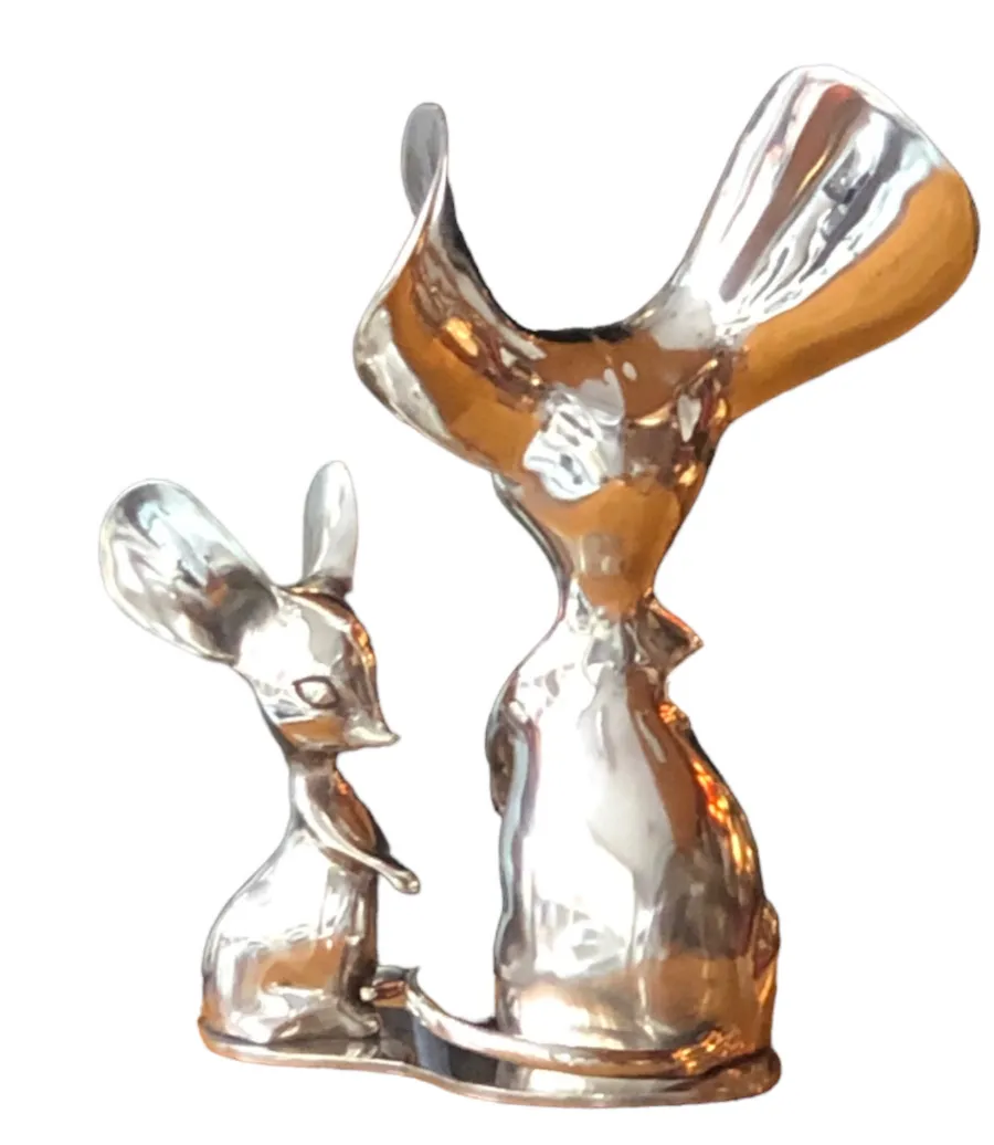 Escultura antiga com duas figuras de animais brilhantes.