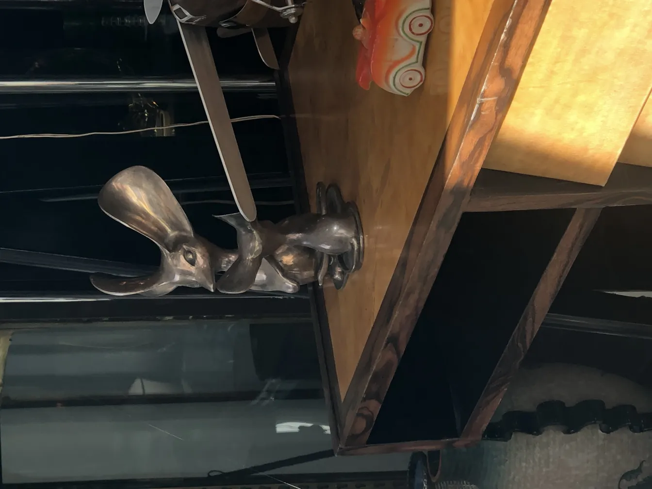 Antike Kaninchen-Skulptur auf einem Tisch