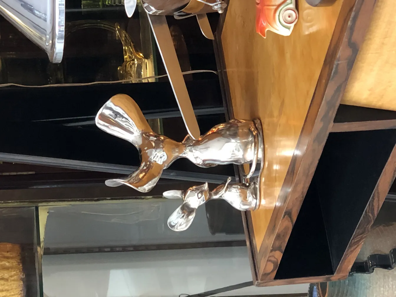 Elegante antike Skulptur in der Ausstellung mit modernem Design und glänzenden Oberflächen.