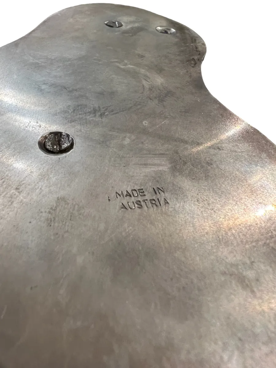 escultura antigua con contornos suaves y detalles sutiles