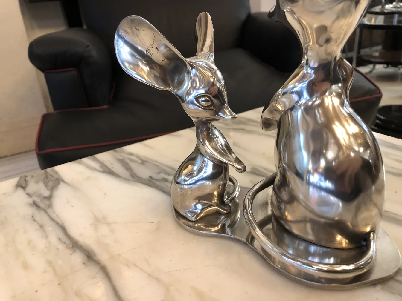 Scultura antica che rappresenta un animale, lucida e stilizzata.