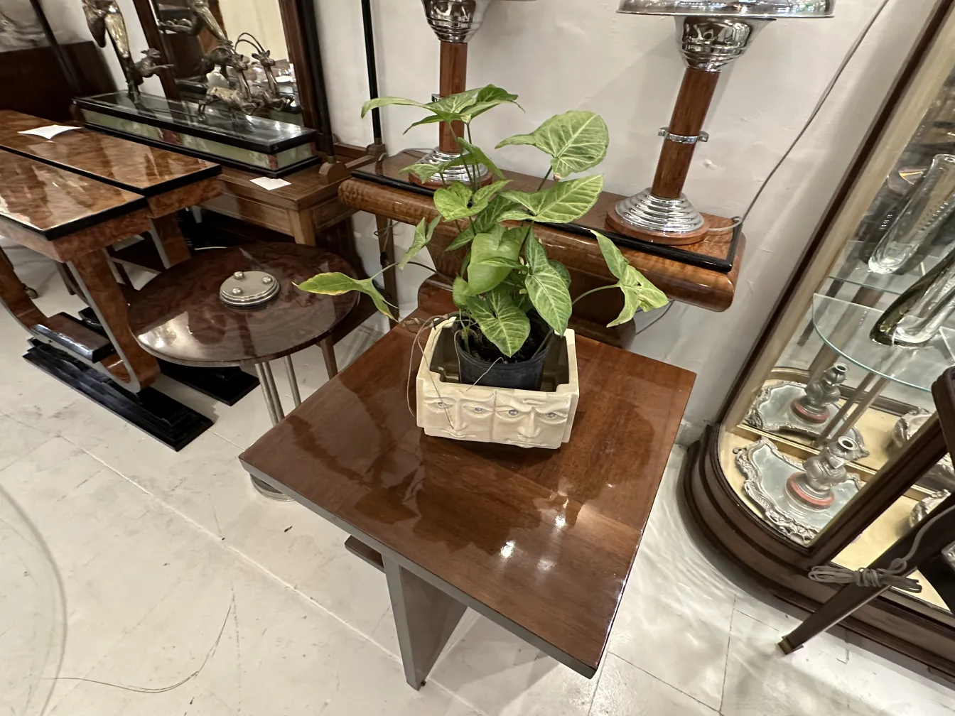 Ceramica decorativa antica in un ambiente elegante