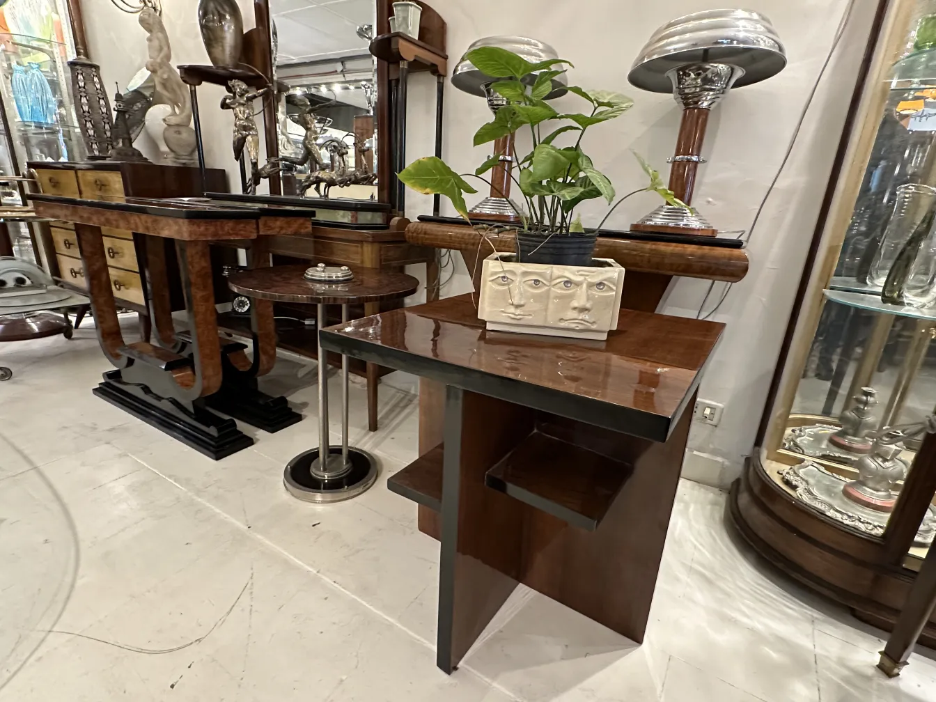 Cerámica antigua decorativa con planta en maceta