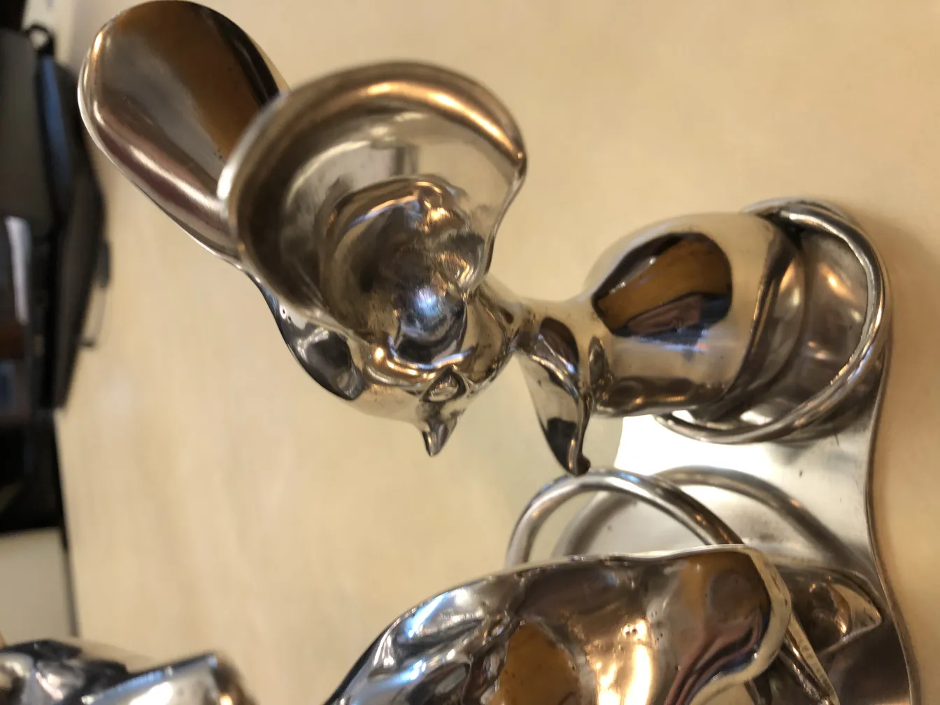 antike Skulptur mit eleganten, glänzenden Details