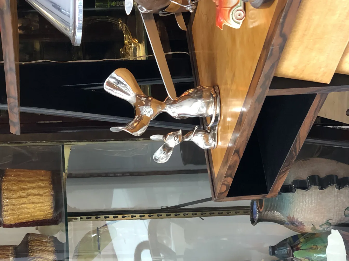 Scultura antica con forme moderne e lucide.