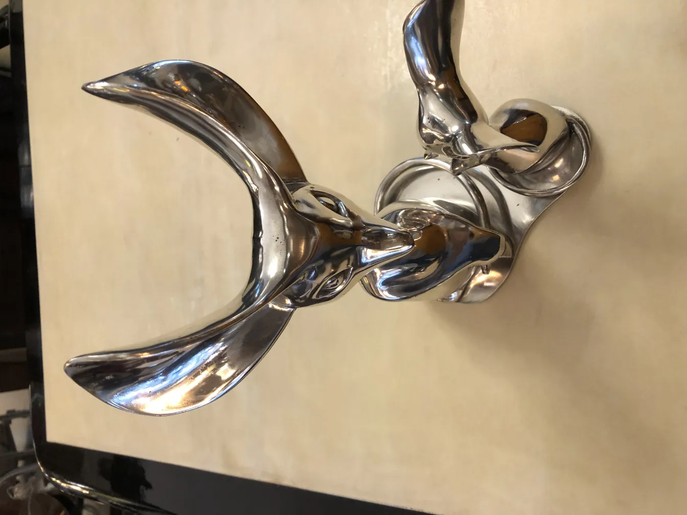 Escultura antiga com formas elegantes e curvas suaves.