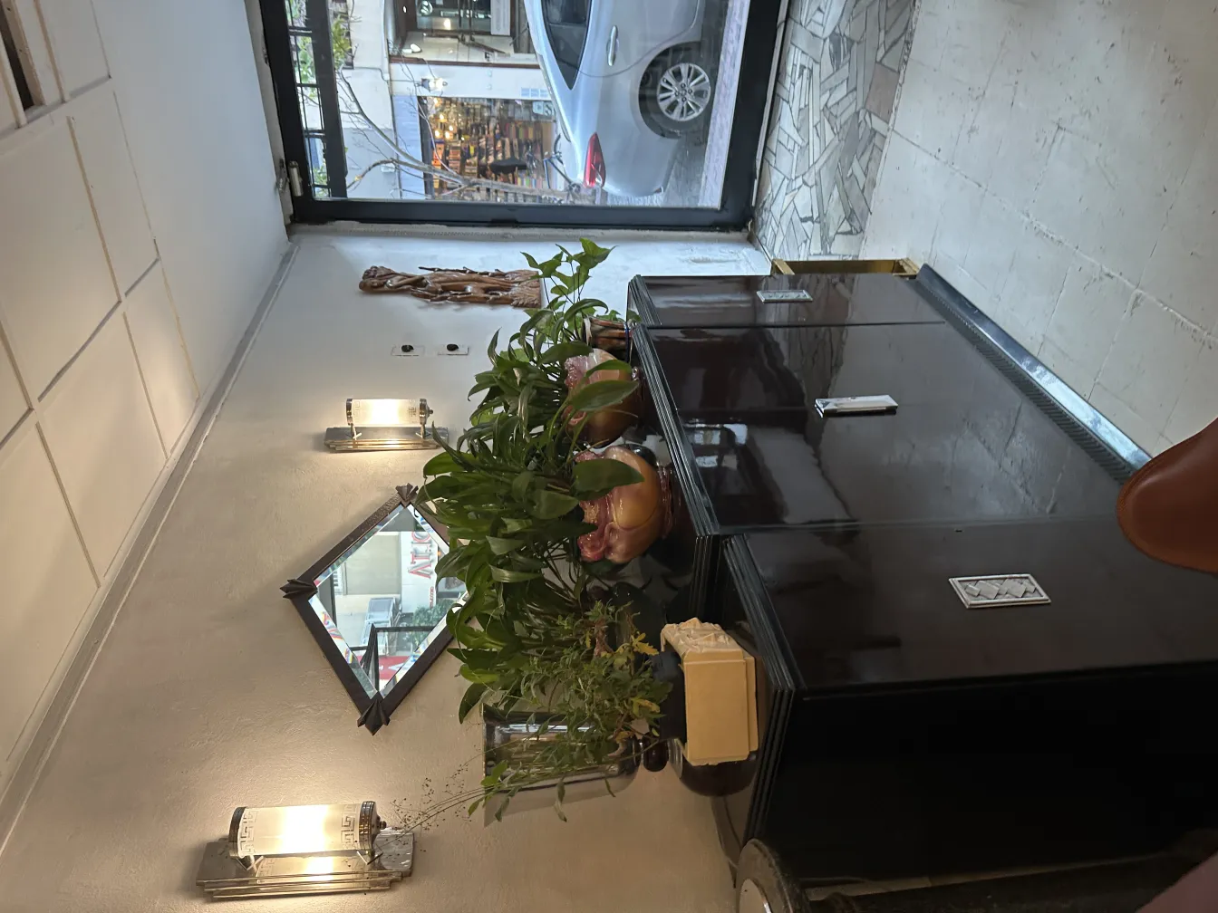 Dekorative antike Keramik in stilvollem Ambiente.