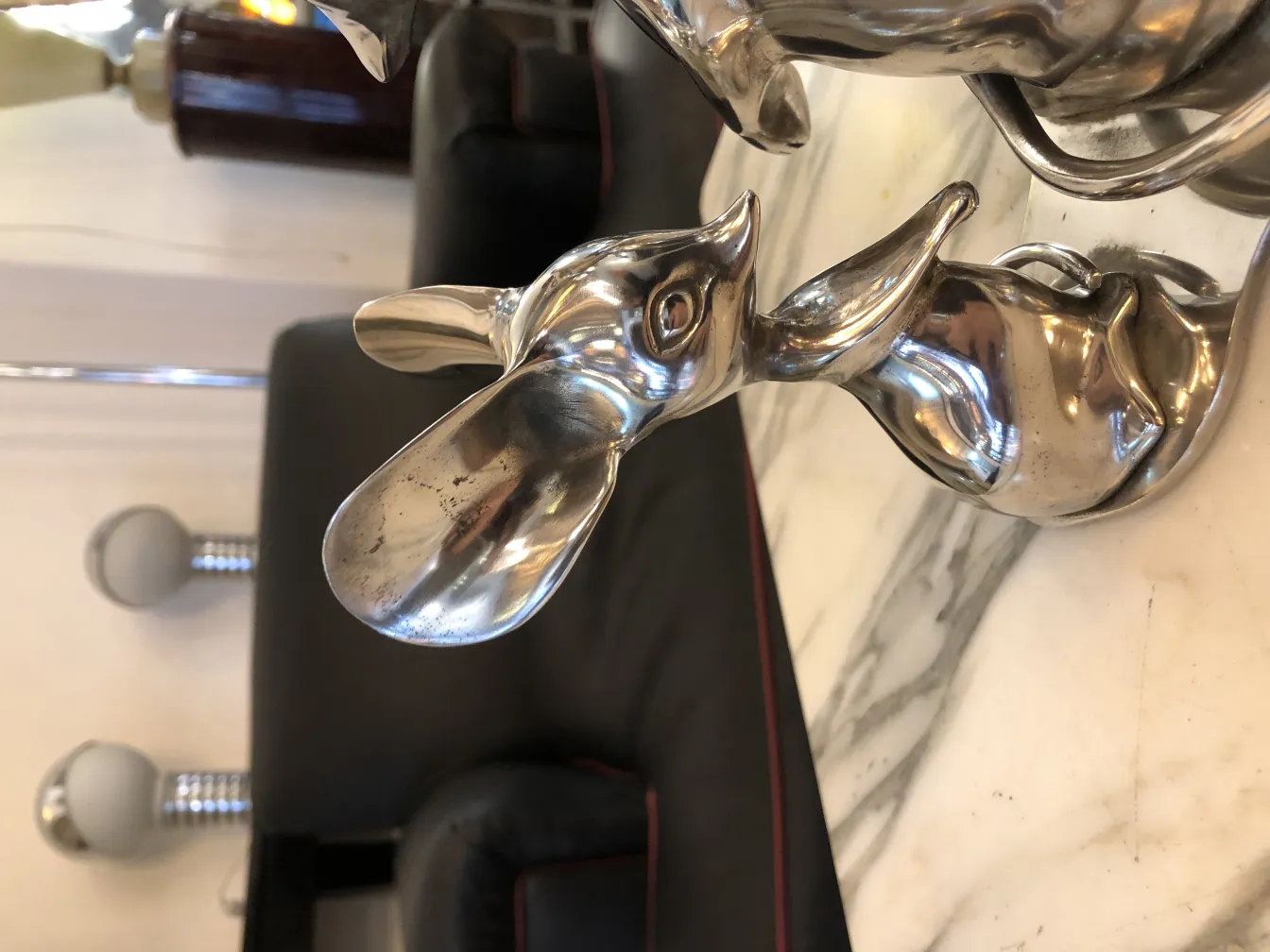 Античная металлическая скульптура кролика, в элегантной обстановке.