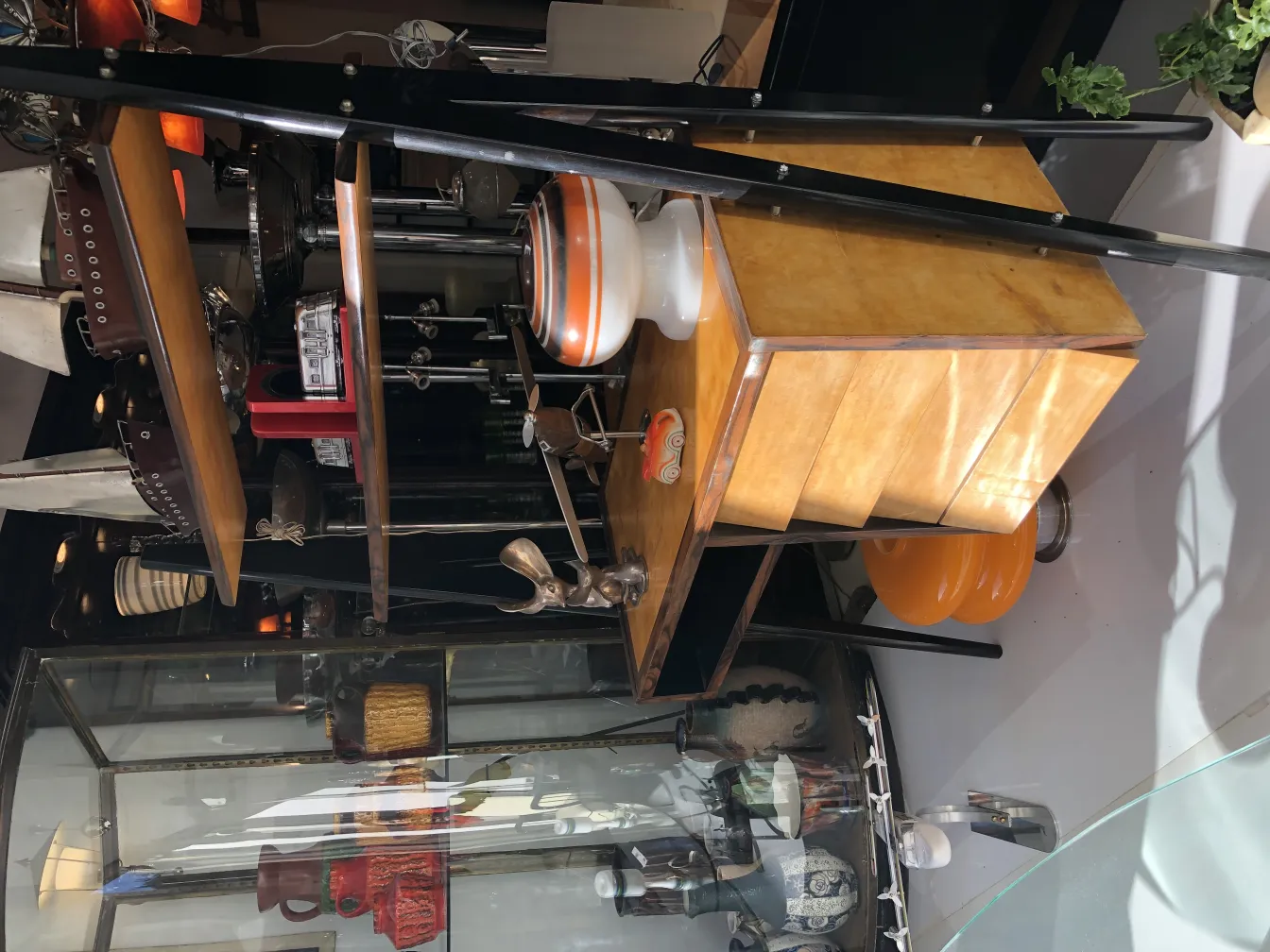 다양한 물체로 둘러싸인 고대 장식 조각품