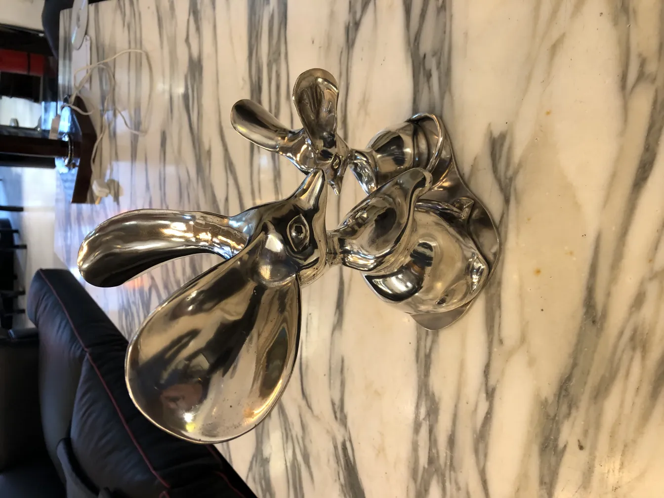 Scultura antica con design di animali in metallo lucido