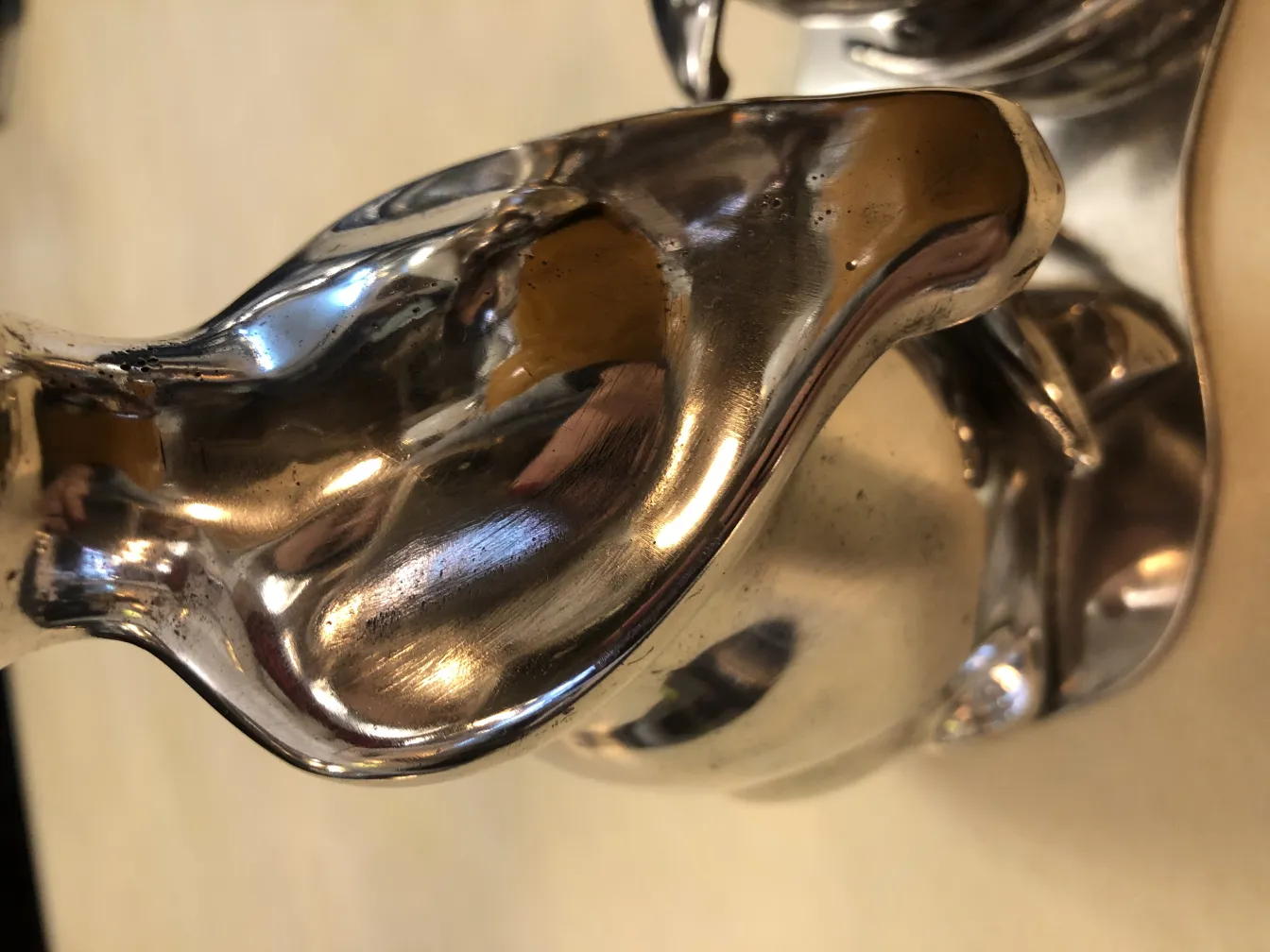 scultura antica con forme astratte e curve