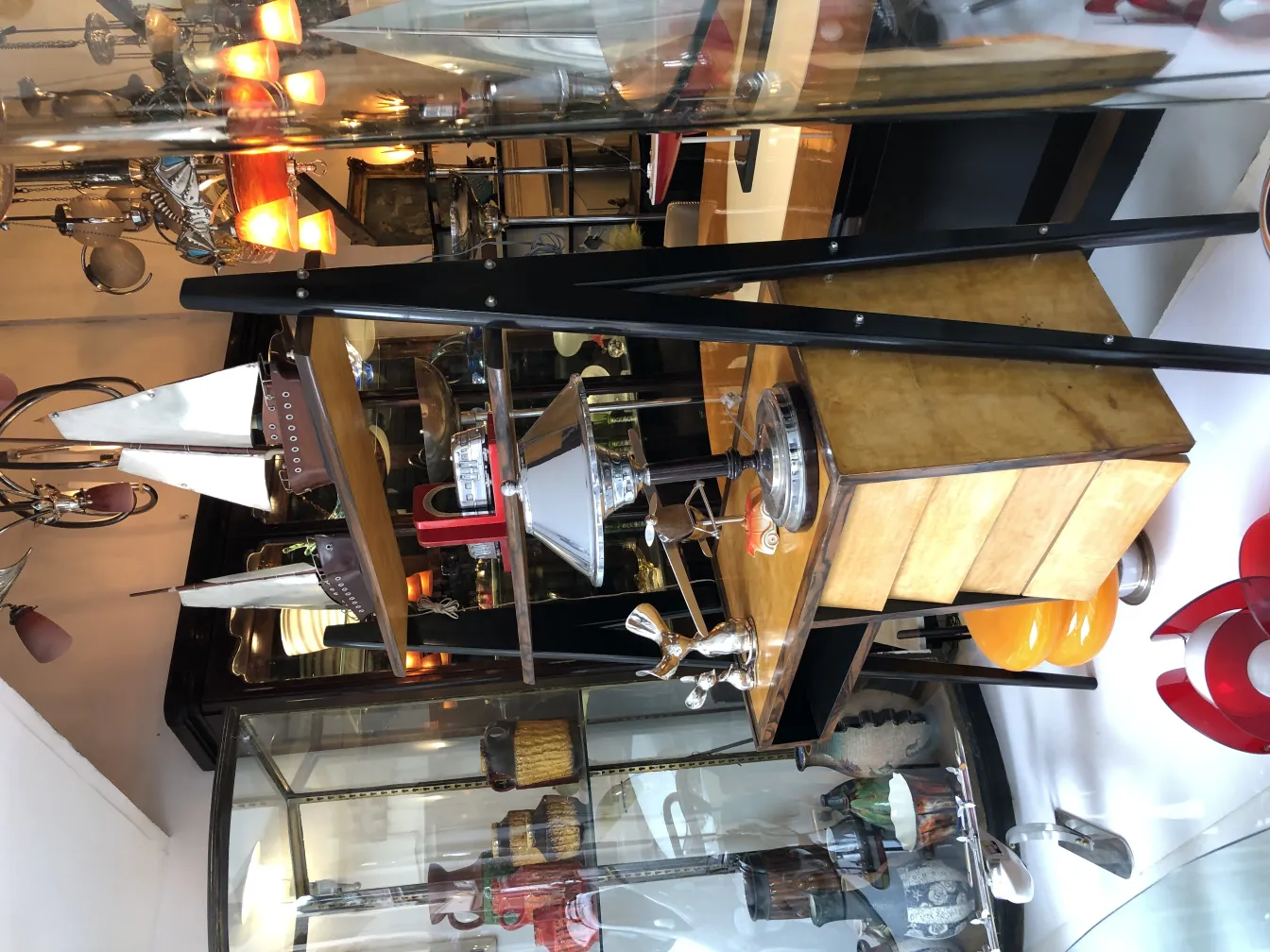 Antike Skulptur in antikem Umfeld mit verschiedenen dekorativen Elementen.