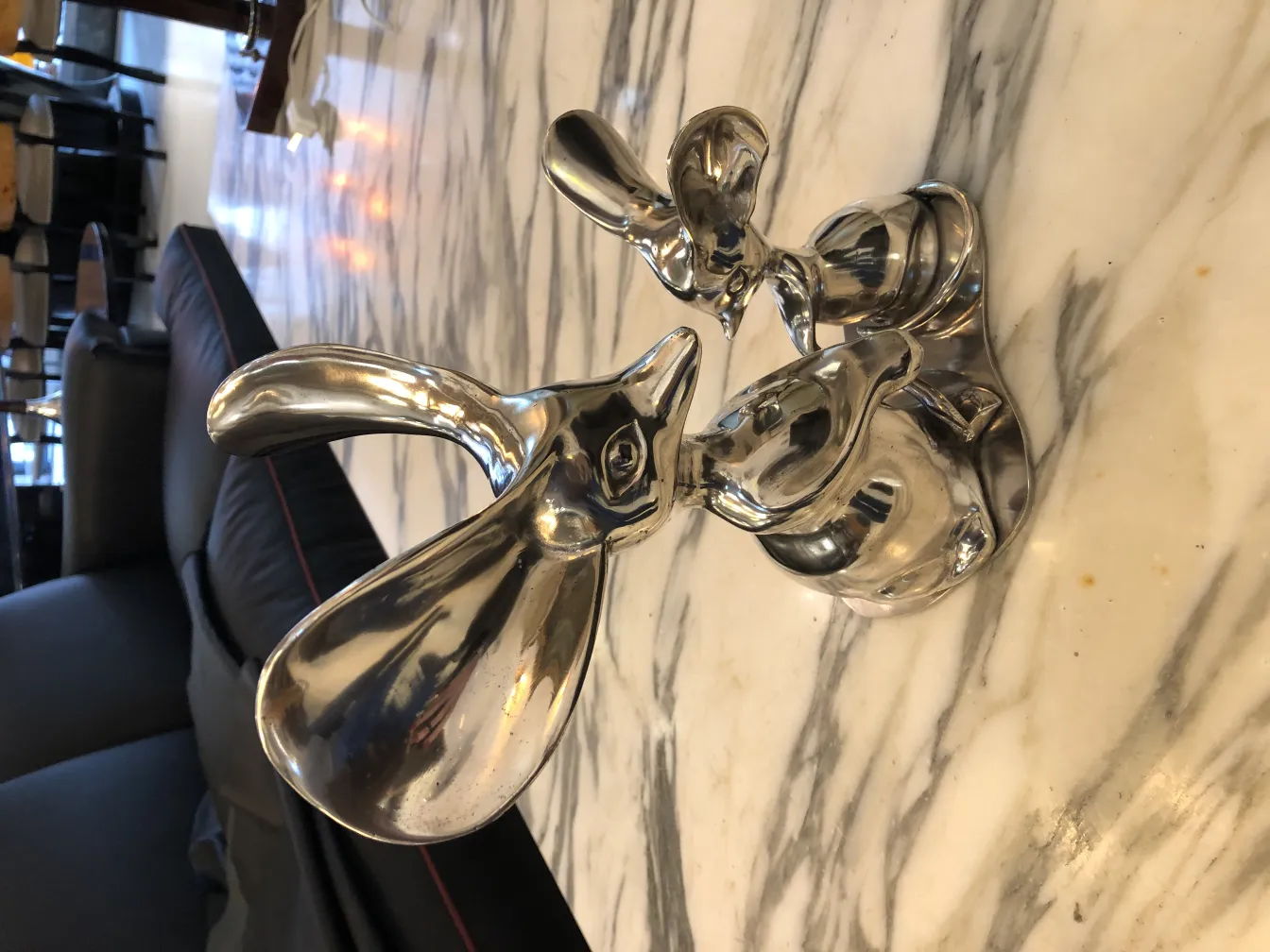 Scultura antica di conigli in un ambiente moderno ed elegante.