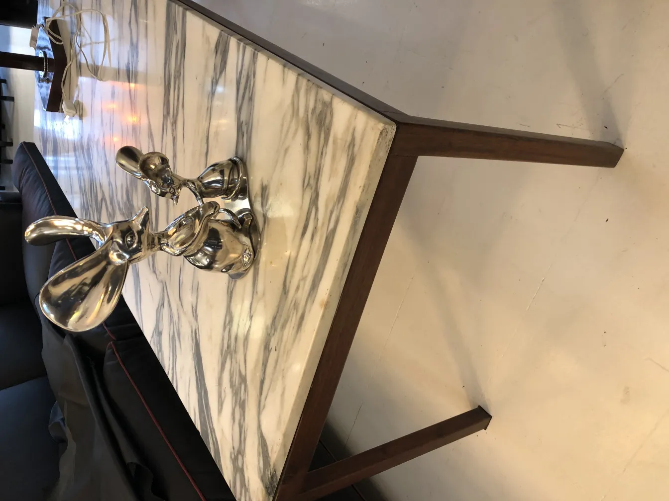 Escultura antiga de coelhos em mesa de mármore