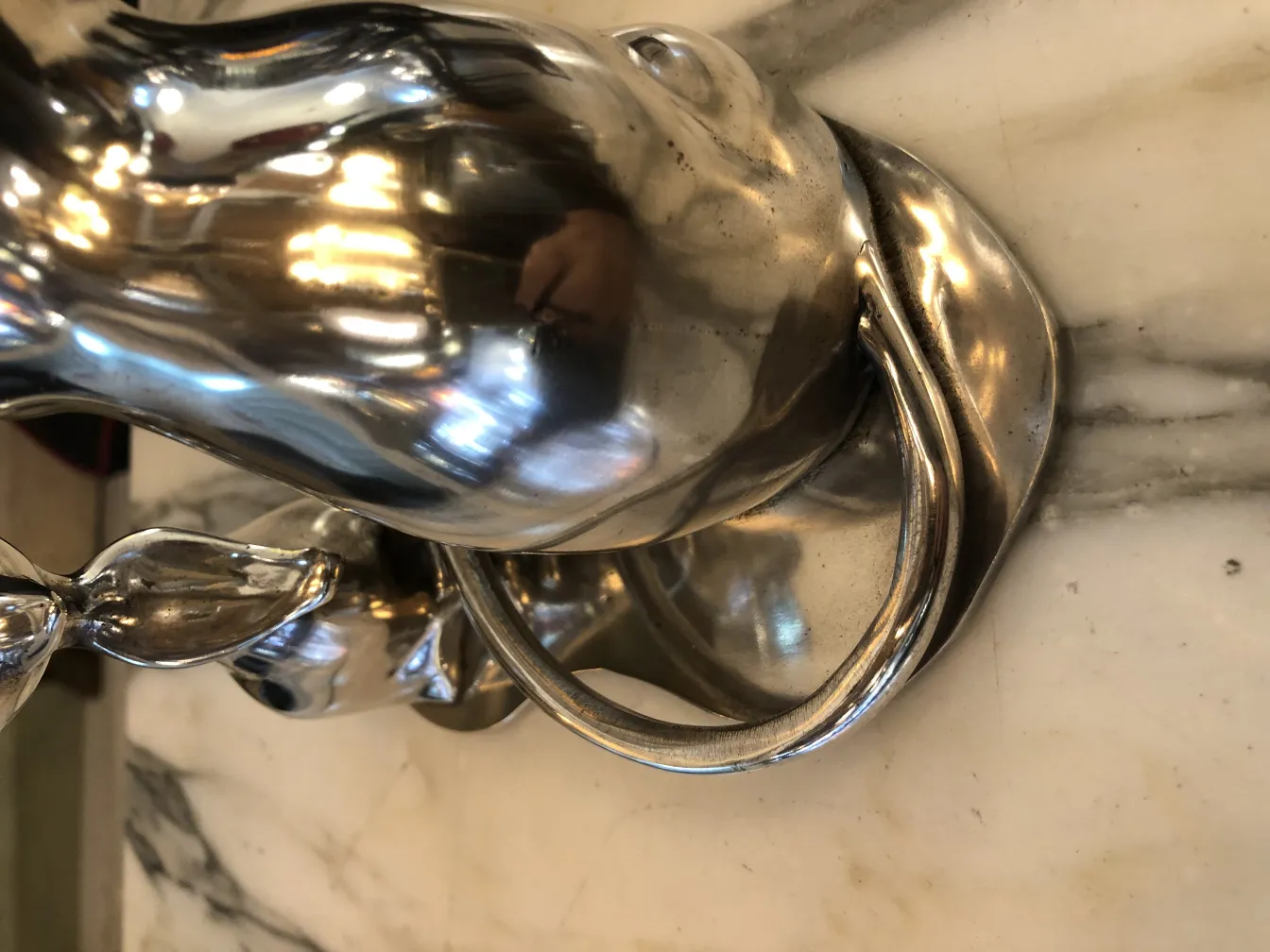 escultura antiga com forma fluida e elegante