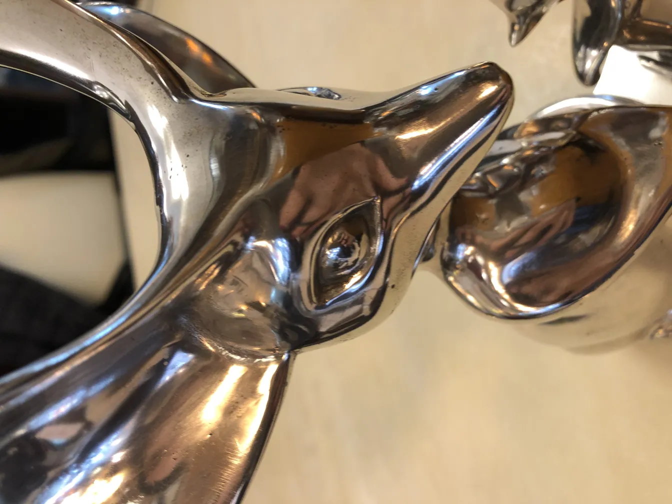 Scultura antica che rappresenta due animali, brilla sotto la luce.