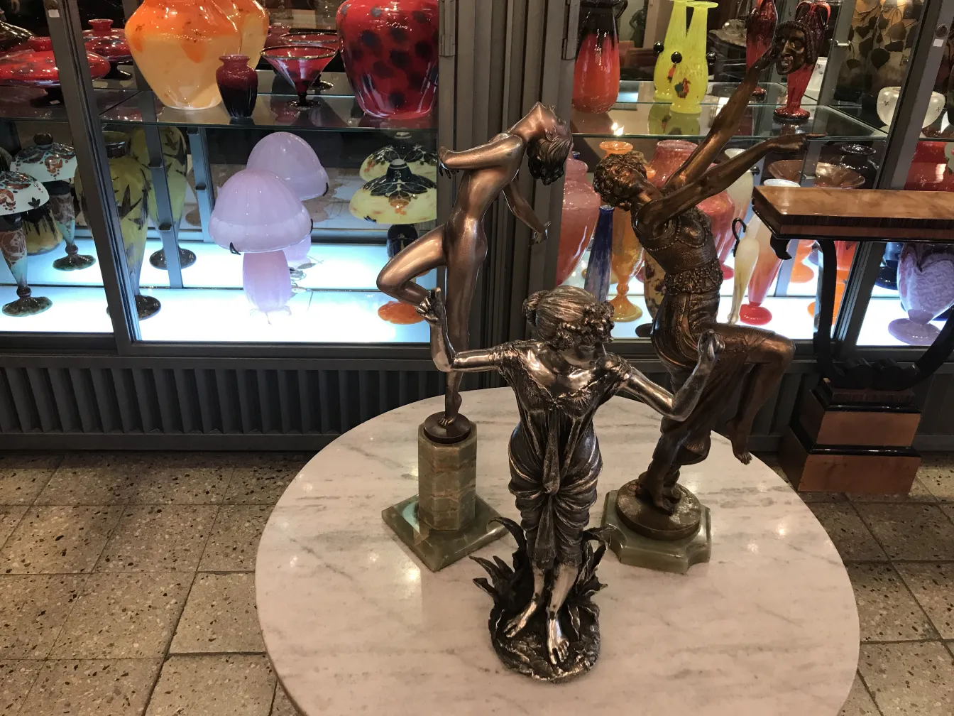 ثلاث تماثيل قديمة في بيئة فنية متنوعة