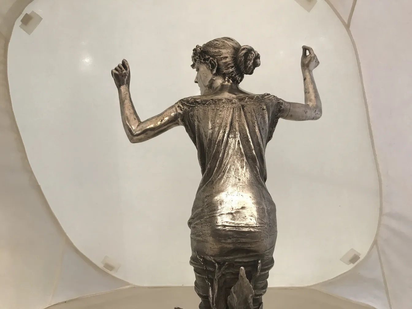 sculpture ancienne de figure féminine en pose dynamique