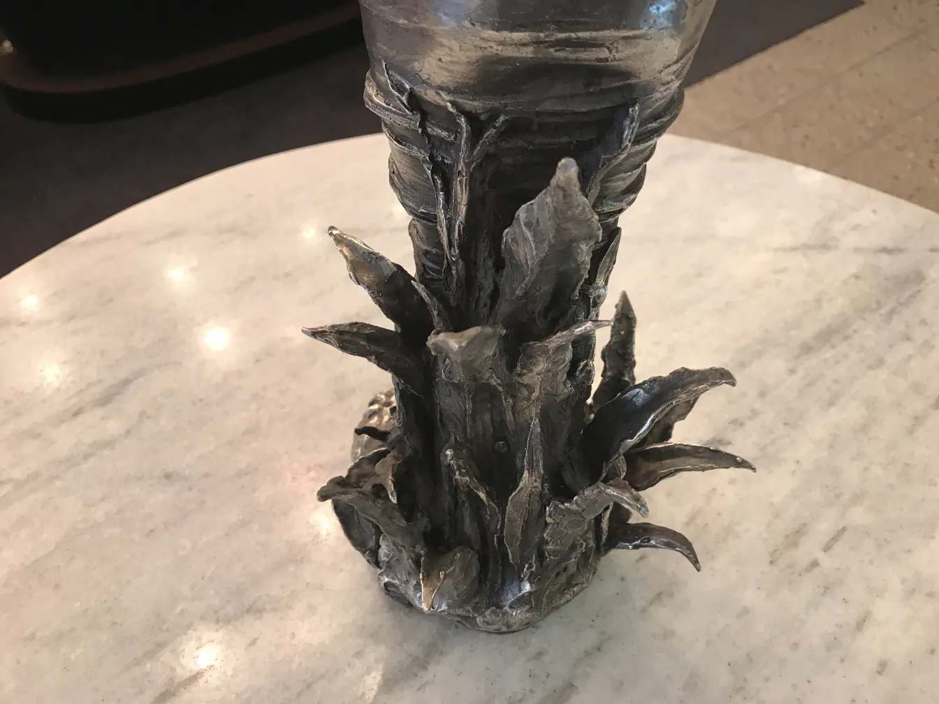 古老的雕塑，底座复杂，置于优雅的环境中