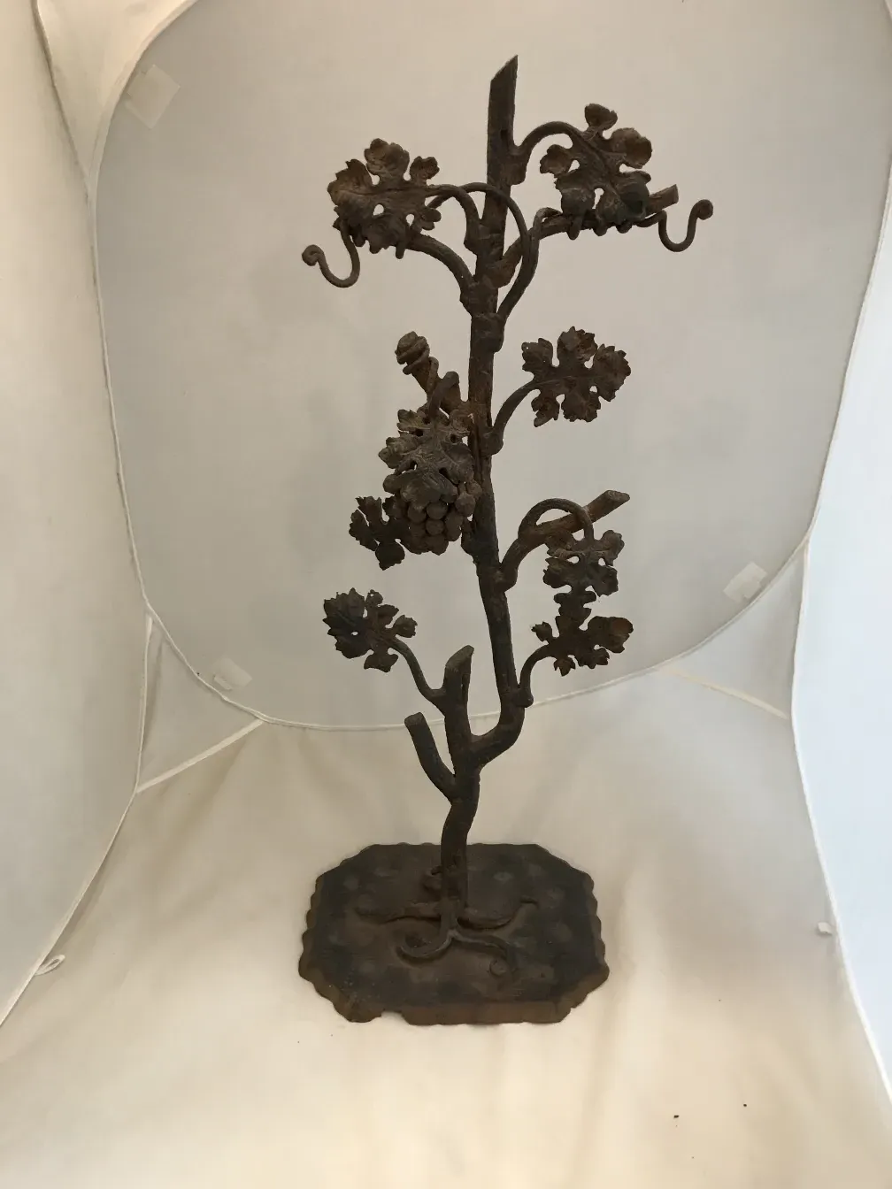 Escultura antigua de un árbol con detalles de hojas y ramas.