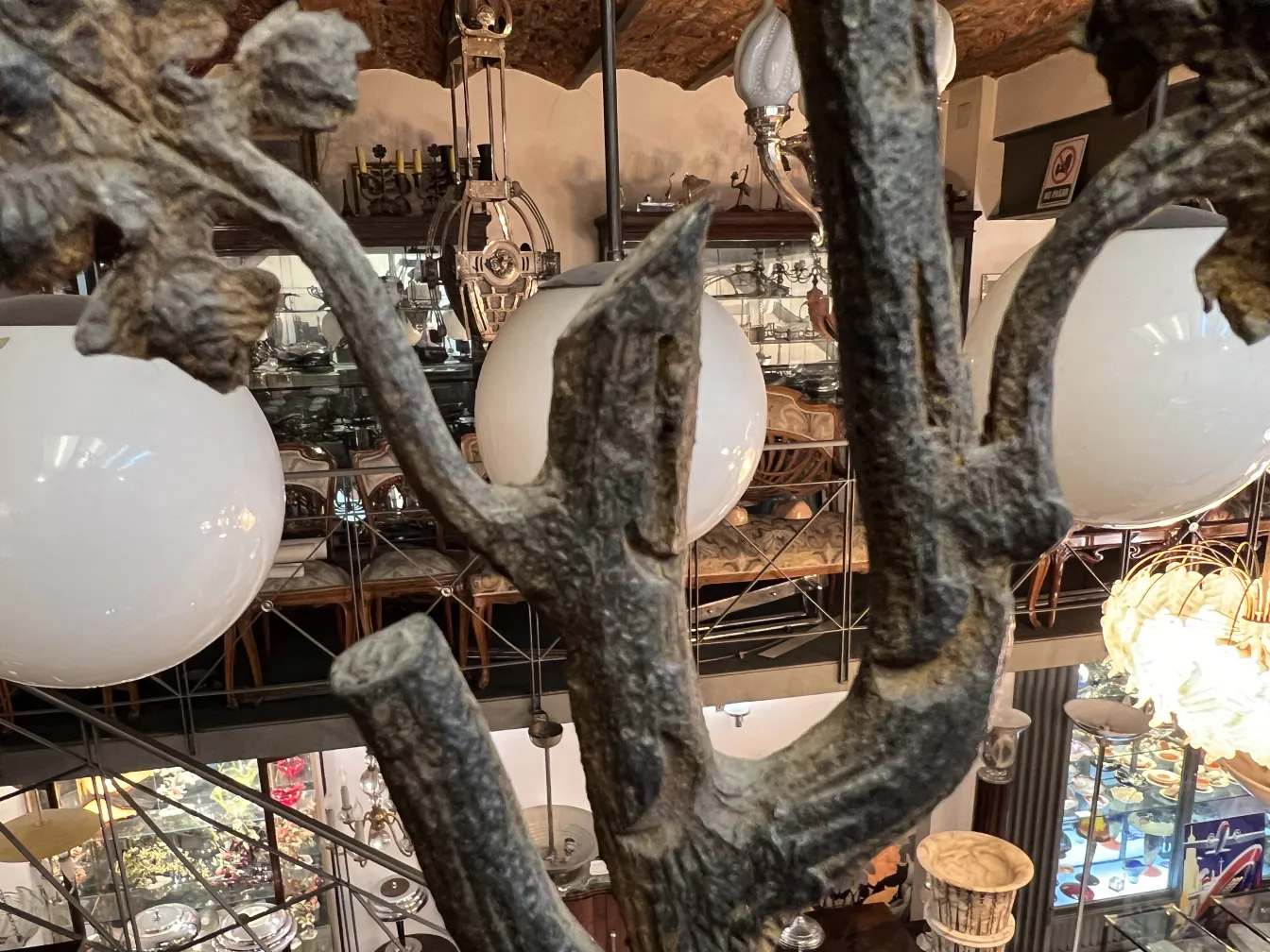 Silhueta de escultura antiga em ambiente decorativo com luzes