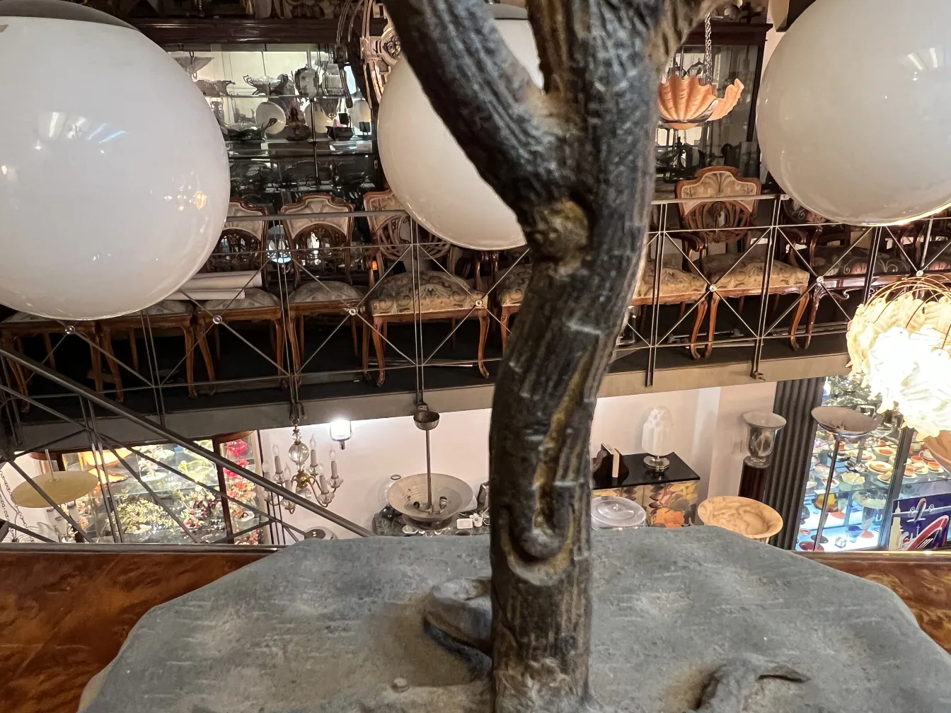 Ansicht einer antiken Baumsäule mit dekorativem Sockel in einer eleganten Umgebung.