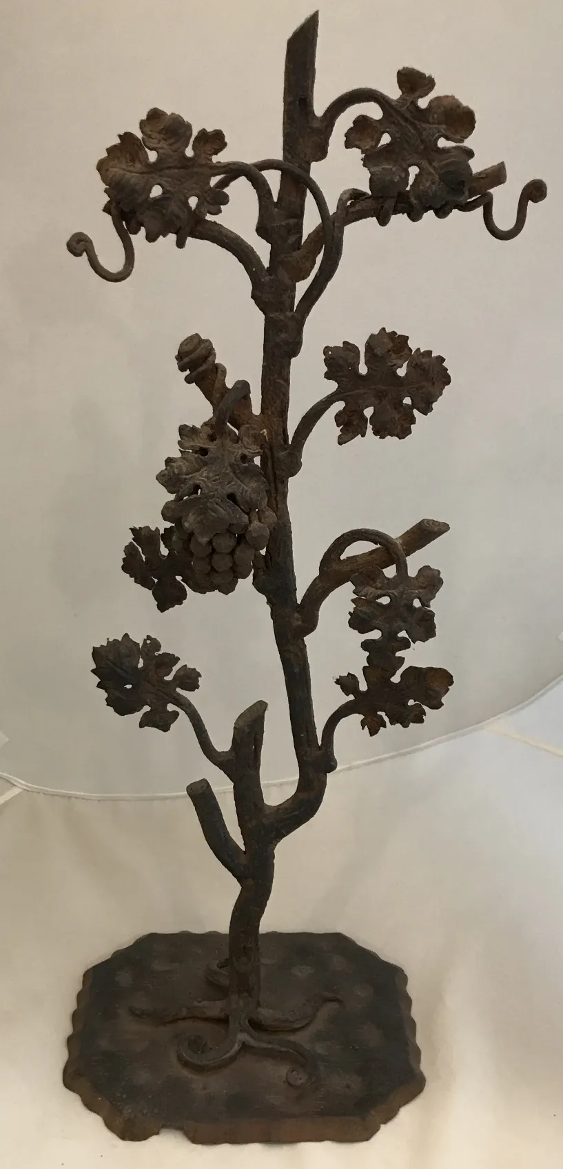 antike Skulptur mit Design von Ästen, Blättern und Trauben