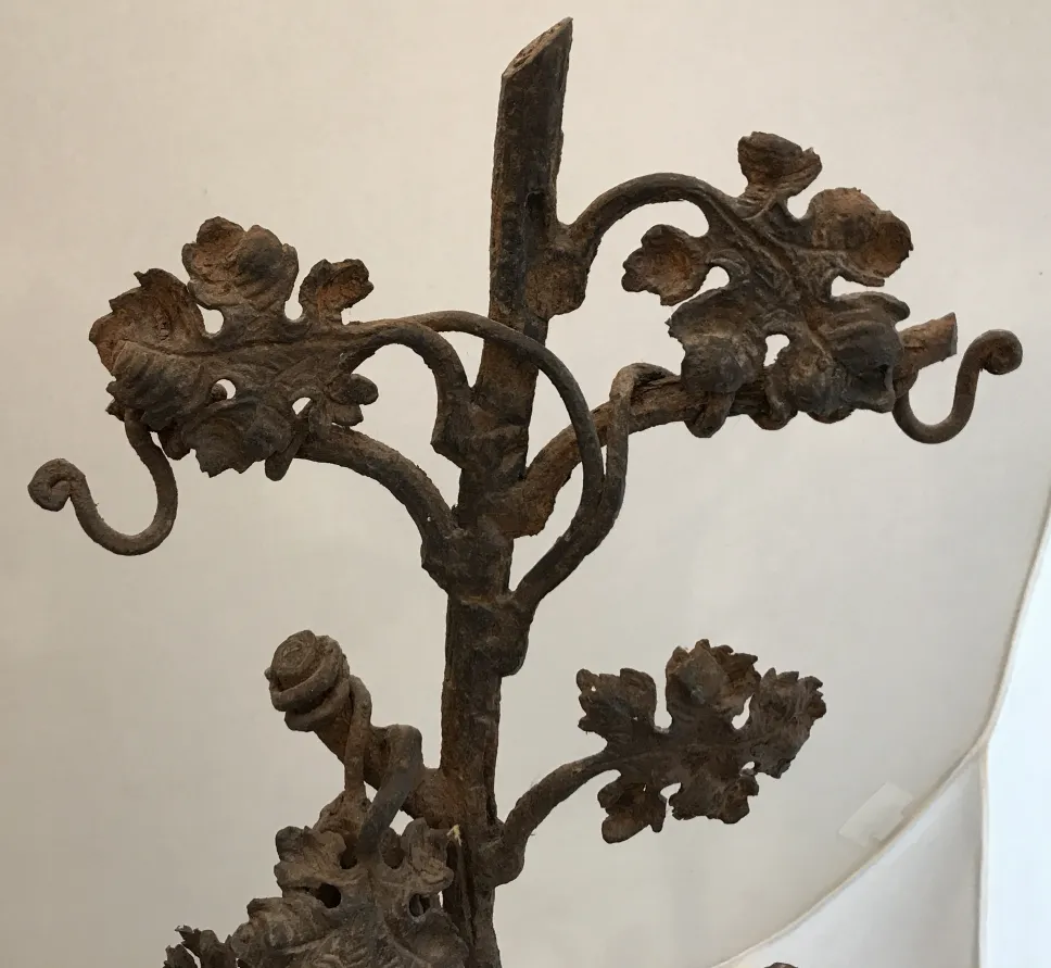 Escultura antigua con detalles en forma de flores