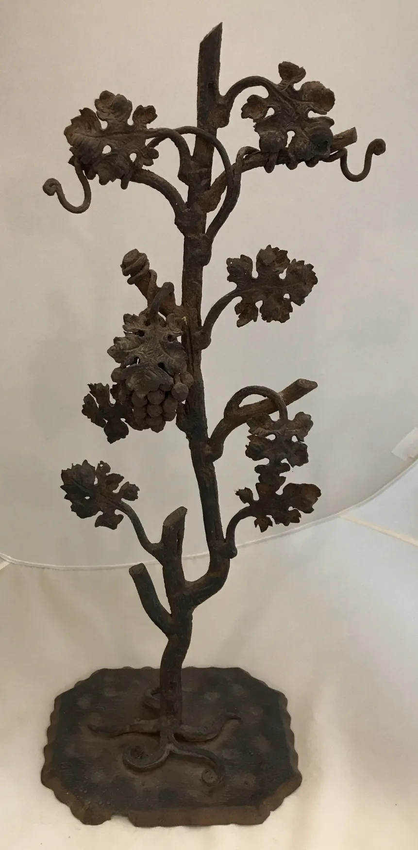 Sculpture antique avec des branches et des feuilles ornées