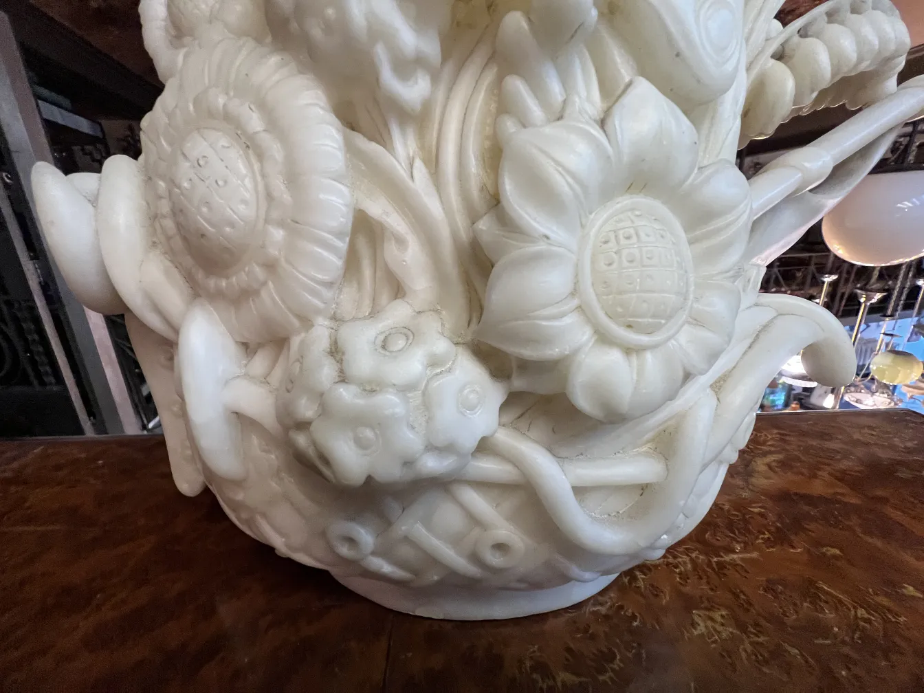 escultura antigua con formas de flores y tallos